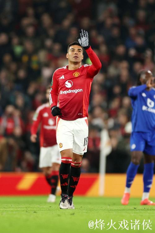 不满尽显!B费赛后用球衣擦汗,与卡塞米罗热烈交流 不满尽显!B费赛后用球衣擦汗,与卡塞米罗热烈交流