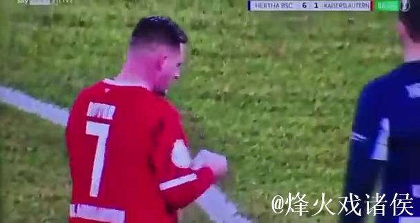 柏林赫塔球员抢断对手教练递给球员
